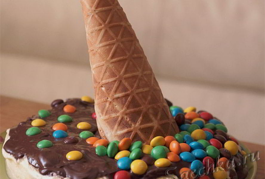 Торт с разноцветными M&Ms