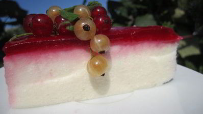 торт суфле красное с белым