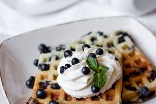 Черничные вафли на сметане