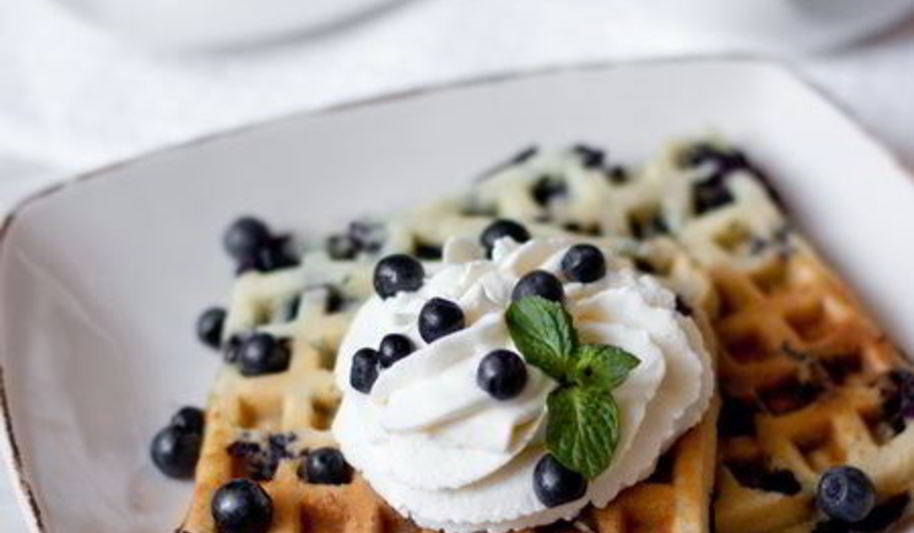 Рецепт черничных вафель на сметане