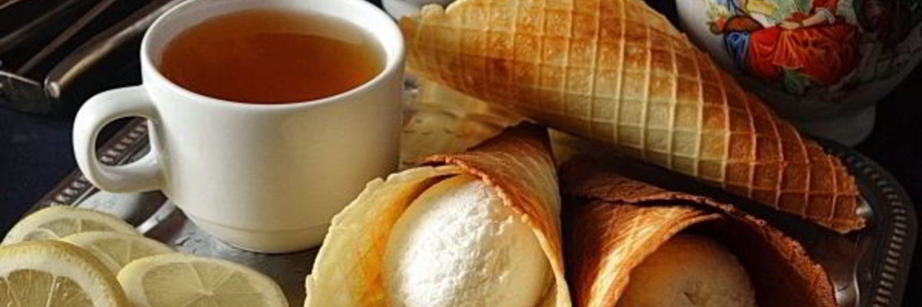 Хрустящие вафли в вафельнице на маргарине