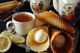 Хрустящие вафли в вафельнице на маргарине