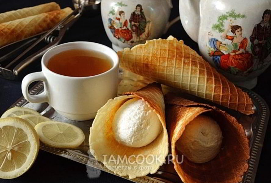 Хрустящие вафли в вафельнице на маргарине