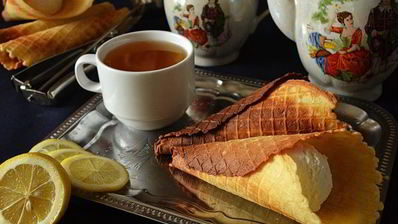 хрустящие вафли в вафельнице на маргарине