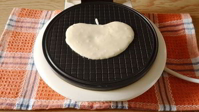 хрустящие вафли в вафельнице на маргарине