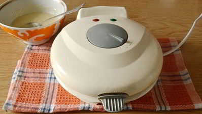 хрустящие вафли в вафельнице на маргарине