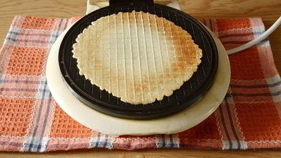 хрустящие вафли в вафельнице на маргарине