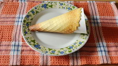 хрустящие вафли в вафельнице на маргарине