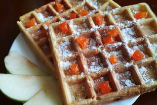 Мягкие вафли с яблоком и курагой