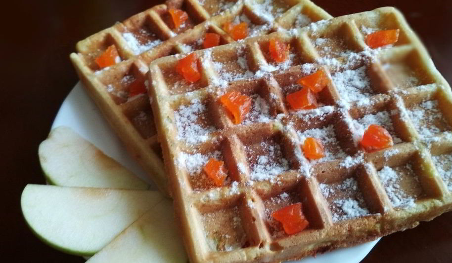 Рецепт мягких вафель с яблоком и курагой