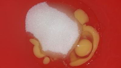 вафельные трубочки с мороженым и малиновым джемом