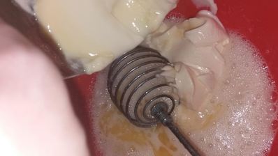 вафельные трубочки с мороженым и малиновым джемом