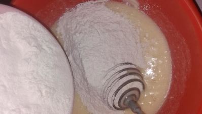 вафельные трубочки с мороженым и малиновым джемом