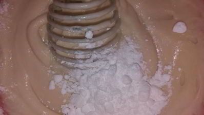 вафельные трубочки с мороженым и малиновым джемом