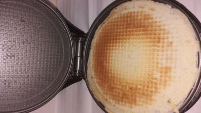 вафельные трубочки с мороженым и малиновым джемом