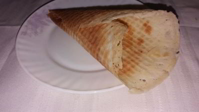 вафельные трубочки с мороженым и малиновым джемом