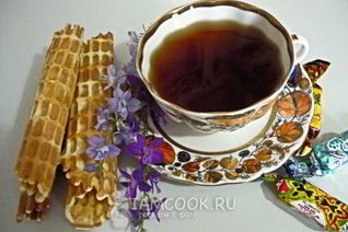 Вафельные трубочки с вареной сгущенкой и орехами