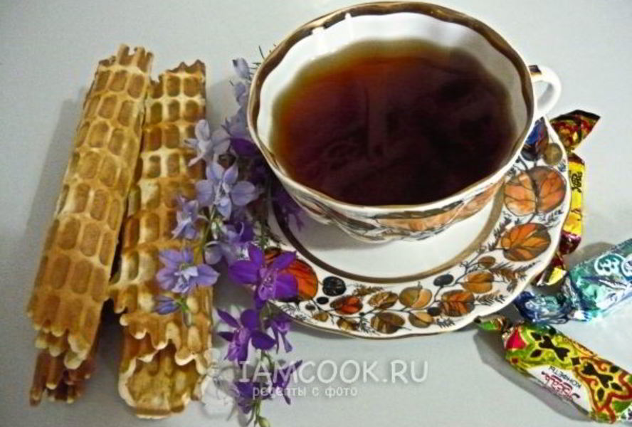 Вафельные трубочки с вареной сгущенкой и орехами