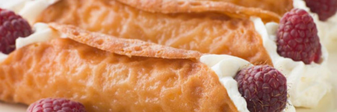 Вафельные трубочки со взбитыми сливками и малиной