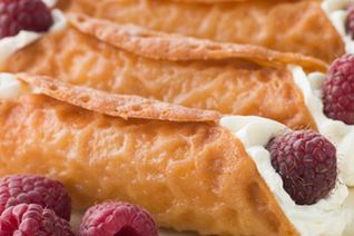 Вафельные трубочки со взбитыми сливками и малиной