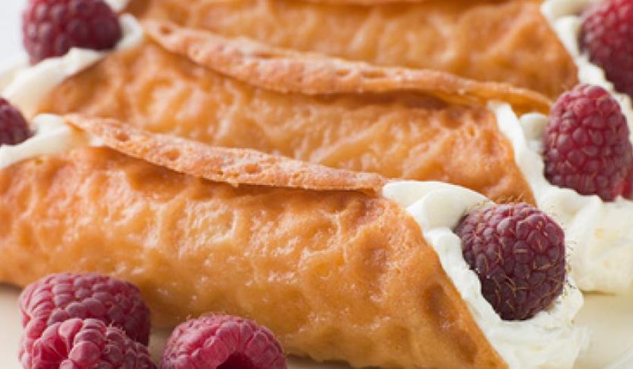Рецепт вафельных трубочек со взбитыми сливками и малиной