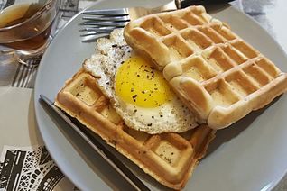 Вафли с беконом и луком