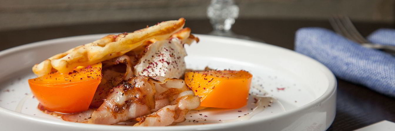 Вафли с беконом, творогом и медом