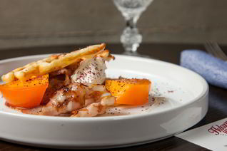 Вафли с беконом, творогом и медом