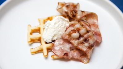 вафли с беконом, творогом и медом