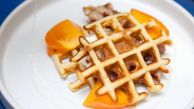 вафли с беконом, творогом и медом