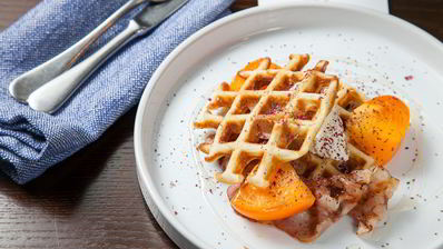 вафли с беконом, творогом и медом