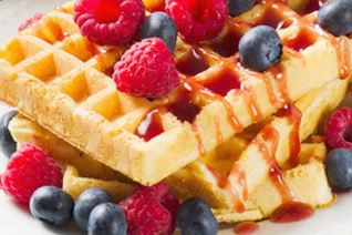 Вафли с черникой и малиной