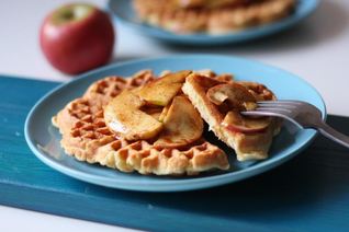 Вафли с пряными яблоками