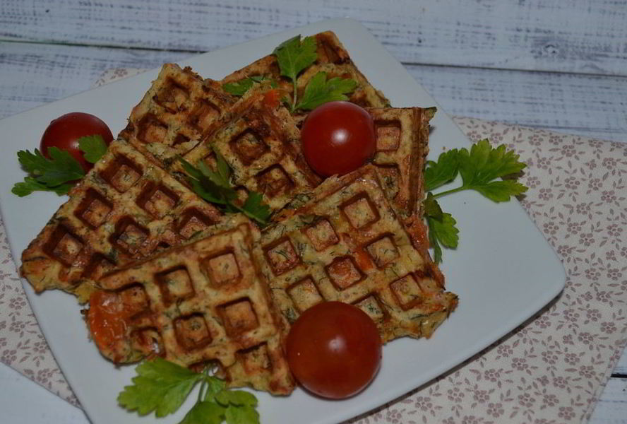 Вафли с сыром и помидором