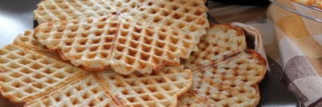 Вафли в вафельнице с сыром