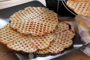 Вафли в вафельнице с сыром