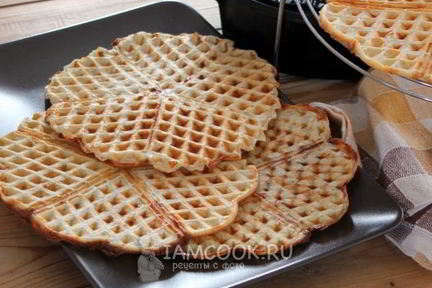 Вафли в вафельнице с сыром