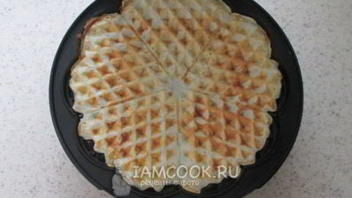 вафли в вафельнице с сыром