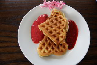 Яблочные вафли с малиновым соусом