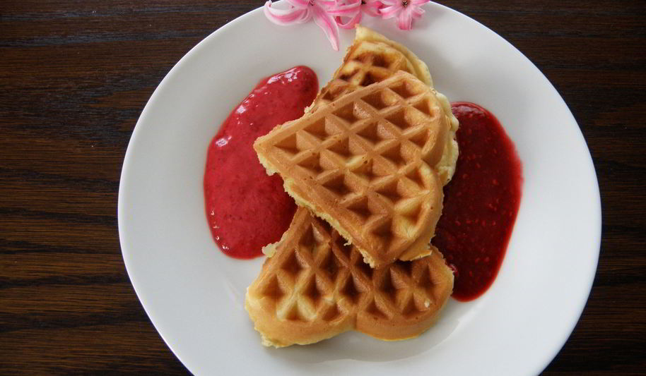 Рецепт яблочных вафель с малиновым соусом