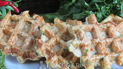 закусочные сырные вафли с болгарским перцем и зеленью