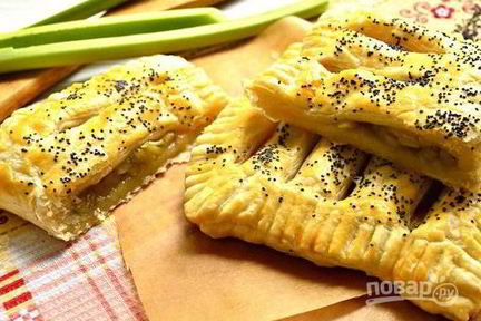 Выпечка с ревенем из слоеного теста