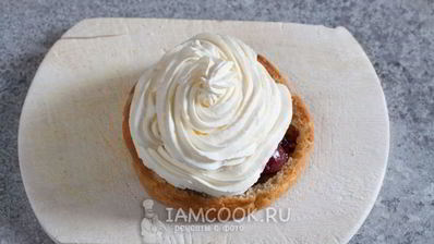 большие эклеры с фруктами