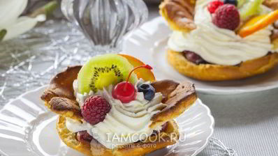 большие эклеры с фруктами