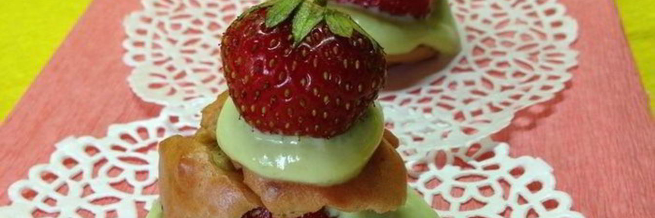 Клубничные профитроли с творожно-базиликовым кремом
