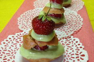 Клубничные профитроли с творожно-базиликовым кремом