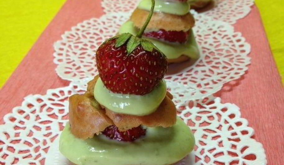 Рецепт клубничных профитролей с творожно-базиликовым кремом