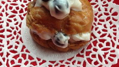 клубничные профитроли с творожно-базиликовым кремом