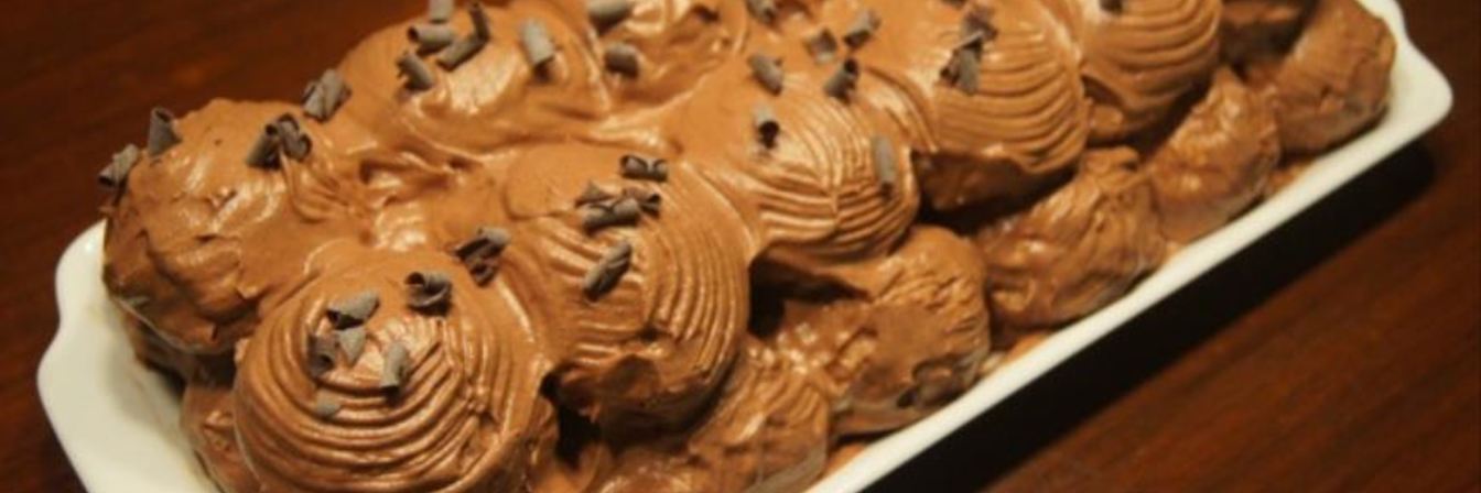 Новогодний шоколадный торт-полено из профитролей