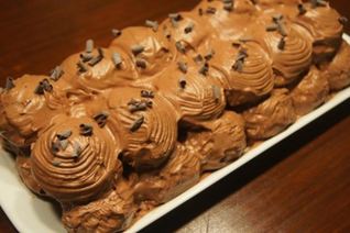 Новогодний шоколадный торт-полено из профитролей